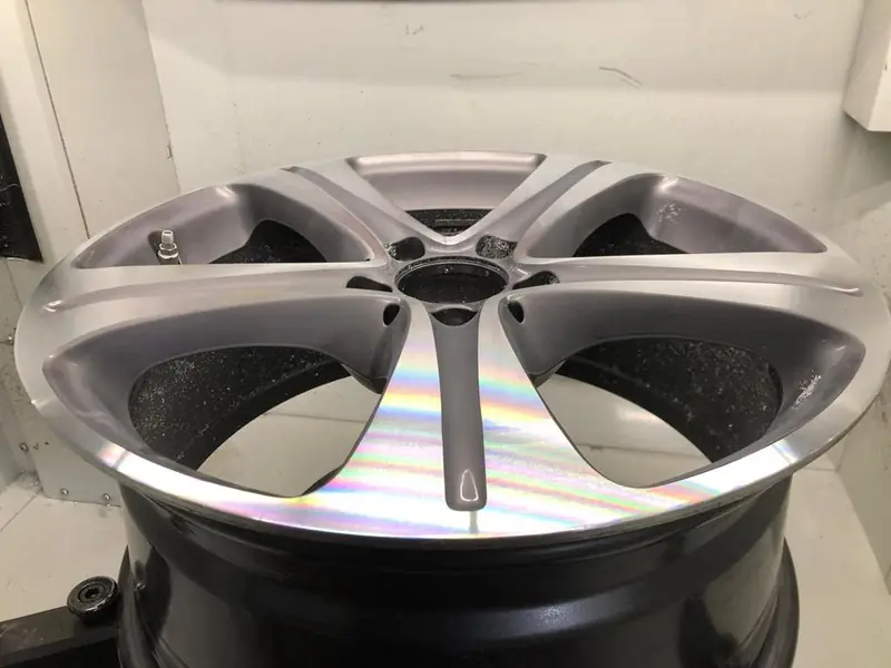 Cerchio in lega diamantato con il riflesso iridescente in controluce
