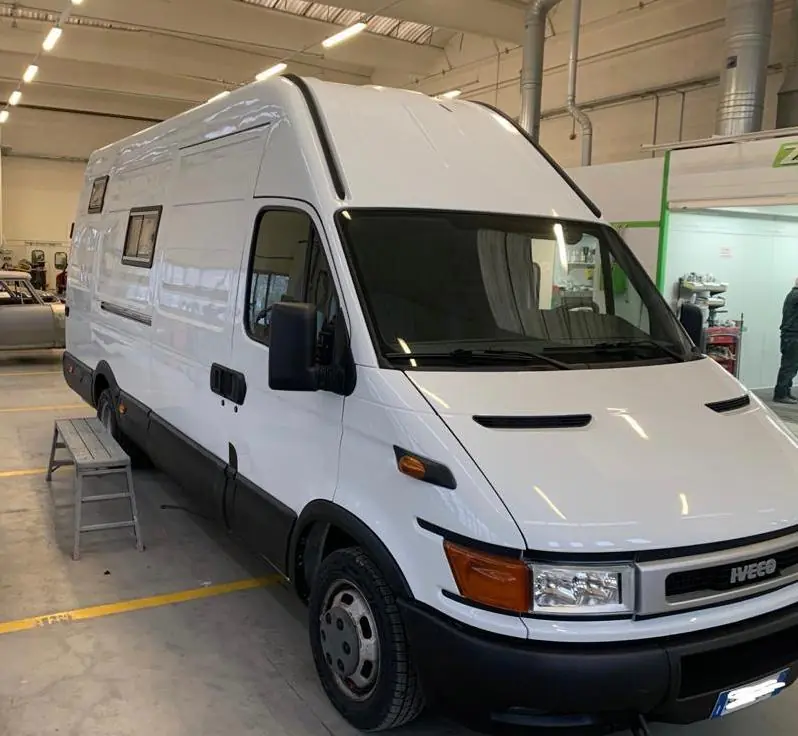 Furgone Iveco Daily bianco a fine lavoro