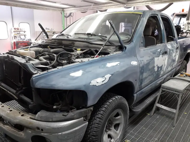 Pick-up con il frontale smontato in officina