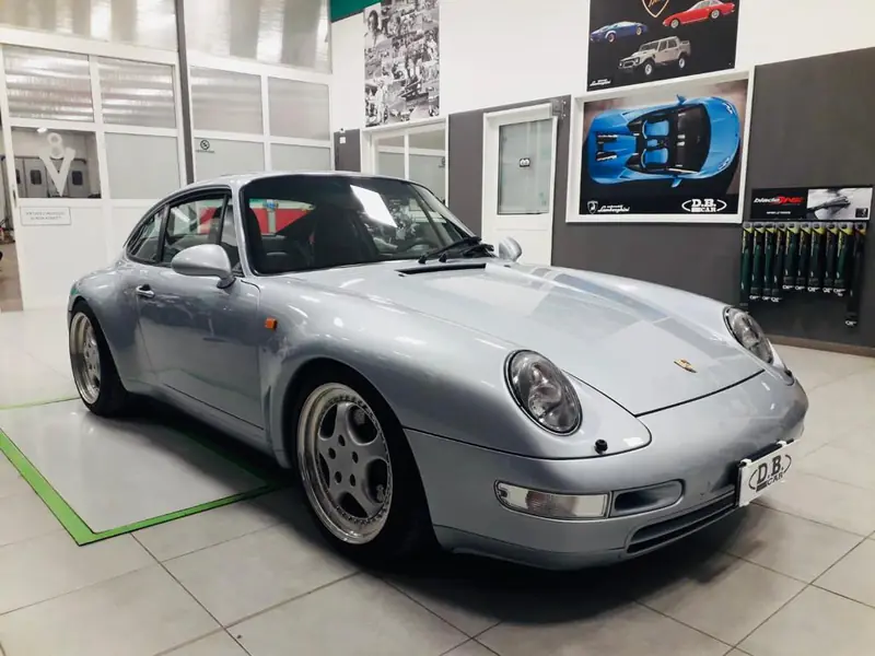 Porsche 911 argento finita, in officina