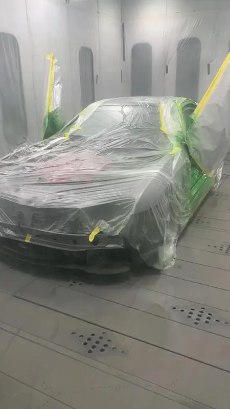Auto mascherata con i teli dentro la cabina forno